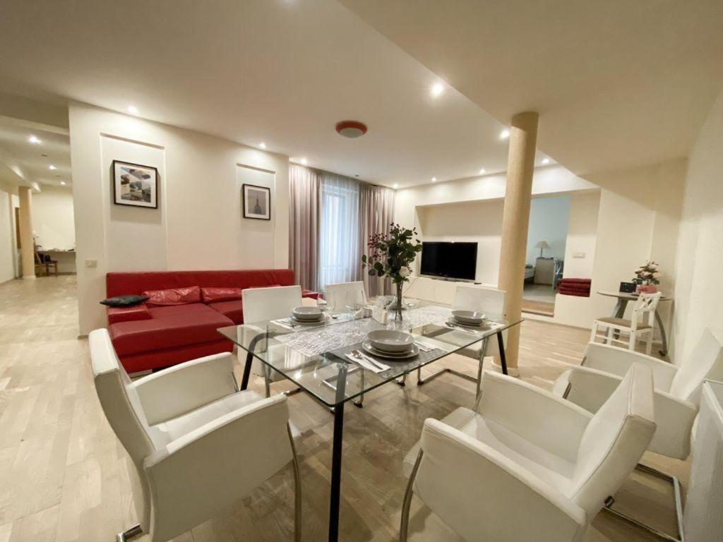 Old Town Apartment With Private Elevator Riga Bagian luar foto