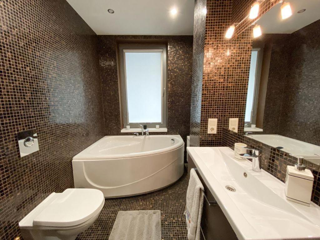 Old Town Apartment With Private Elevator Riga Bagian luar foto